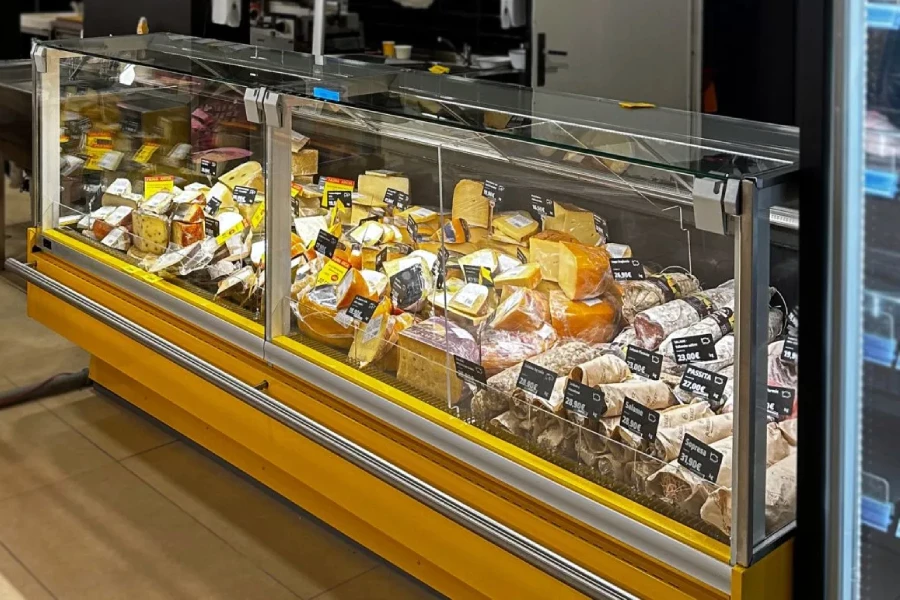 холодильная витрина с продуктами