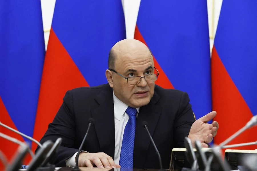 Мишустин на фоне флага