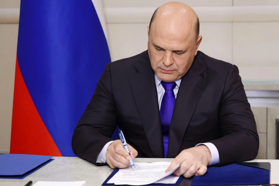 Мишустин подписывает документ